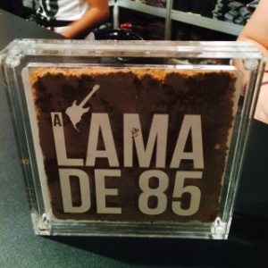 18set2015---lama-recolhida-no-local-da-primeira-edicao-do-rock-in-rio-em-1985-foi-vendida-em-pequenos-blocos-prensados-em-placas-acrilicas-1442631239920_300x300