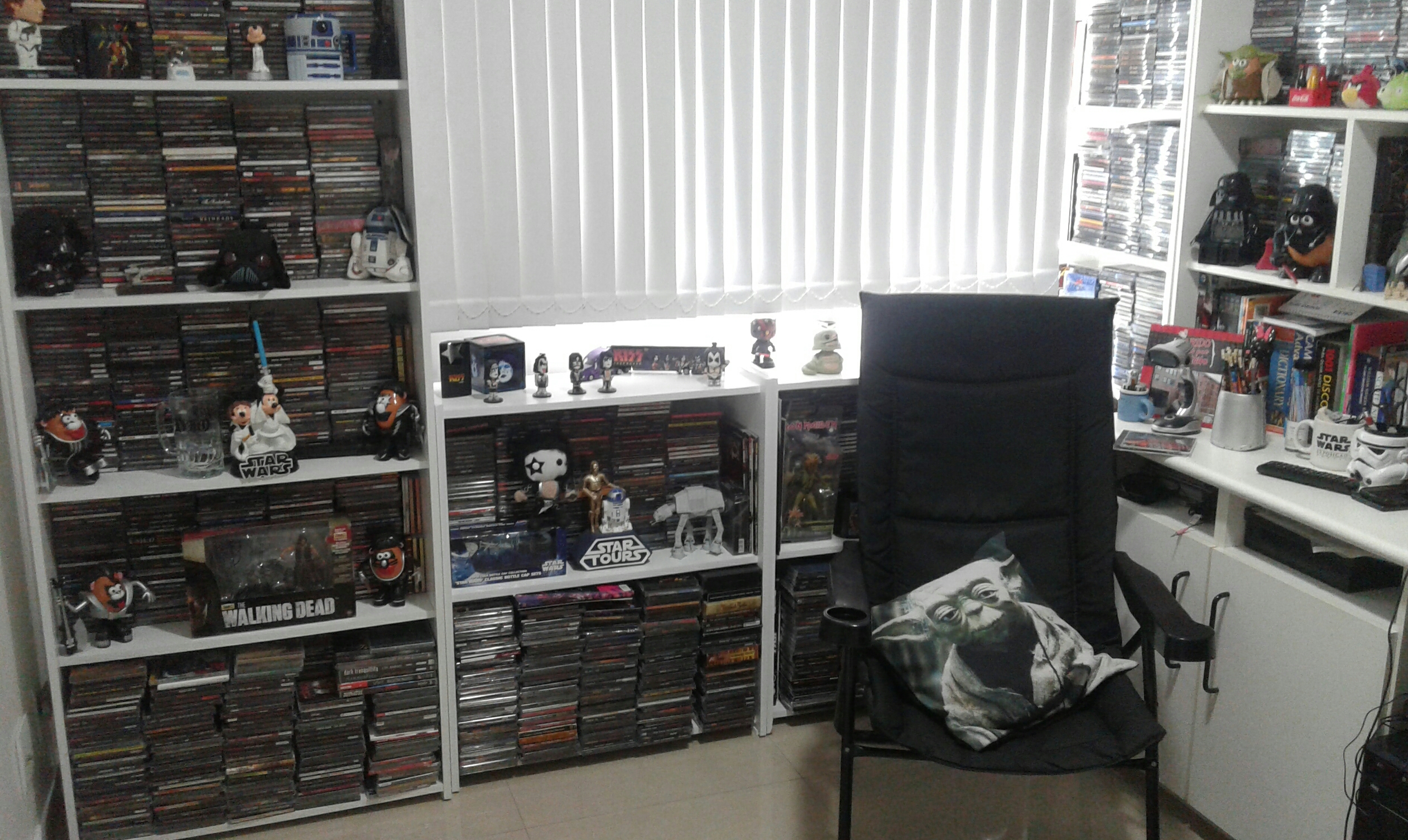 Um pouco do amor pelo Kiss (acima), mais CDs e mais Action Figures (abaixo)