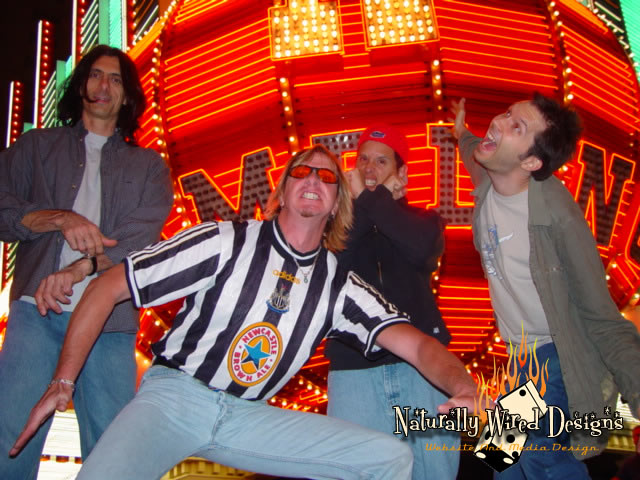 Travis, Martin, Alderete e Gilbert mostrando toda sua seriedade