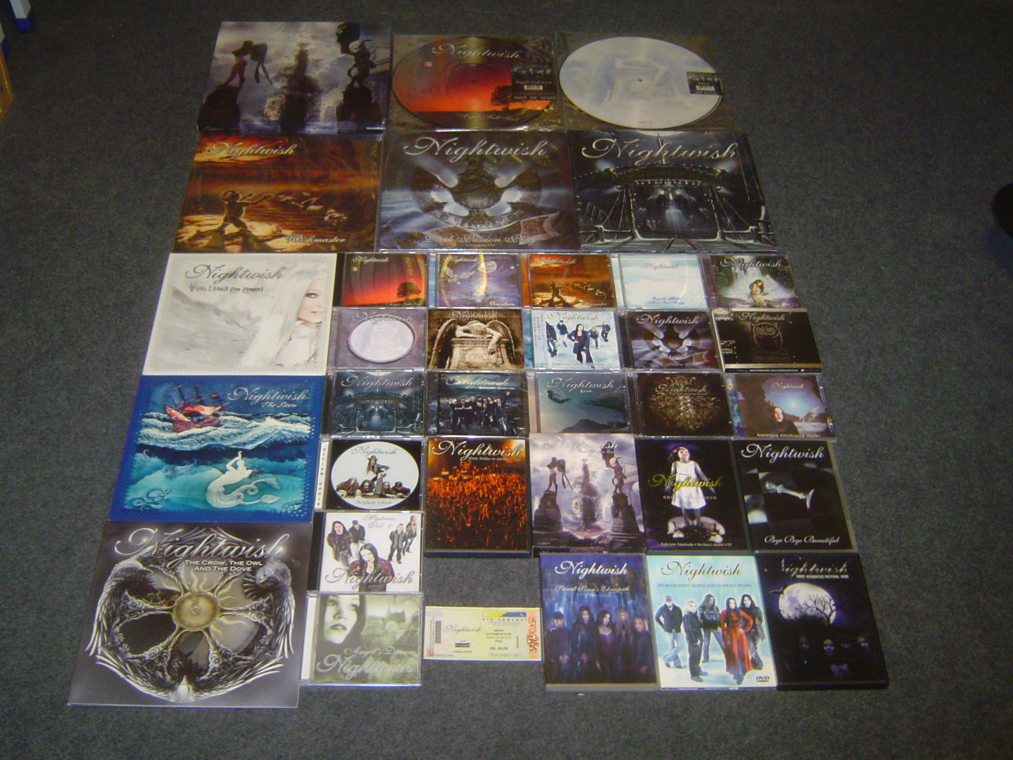 Coleções internacionais: Cinderella, The Clash, Faith No More, e Nightwish