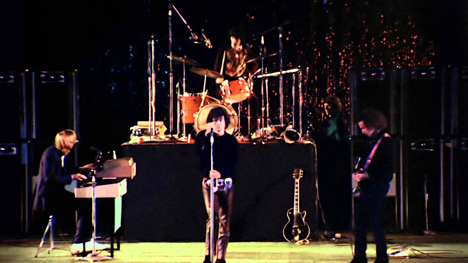 The Doors em 1968, no Hollywood Bowl. As famosas calças de couro de Jim Morrison o tornaram rapidamente um sex symbol entre as garotas californianas, e por que não, no mundo