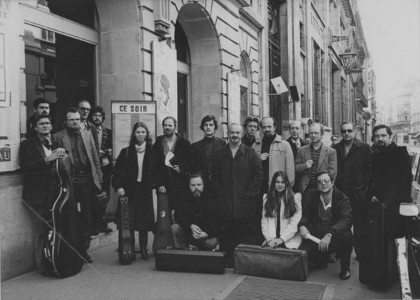 Piazzolla na França, cercado por inúmeros e jovens talentos