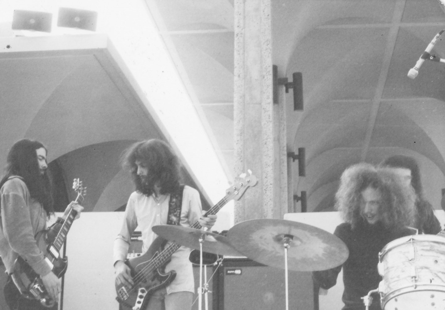 Tralhas do Porão: Bubble Puppy & Demian