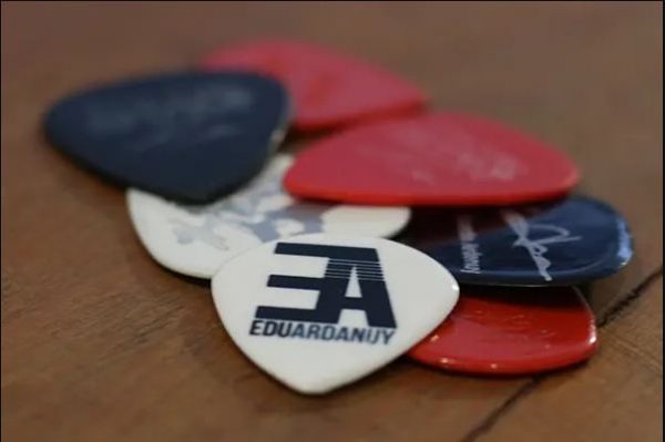 Palhetas de Edu Ardanuy e Andria Busic