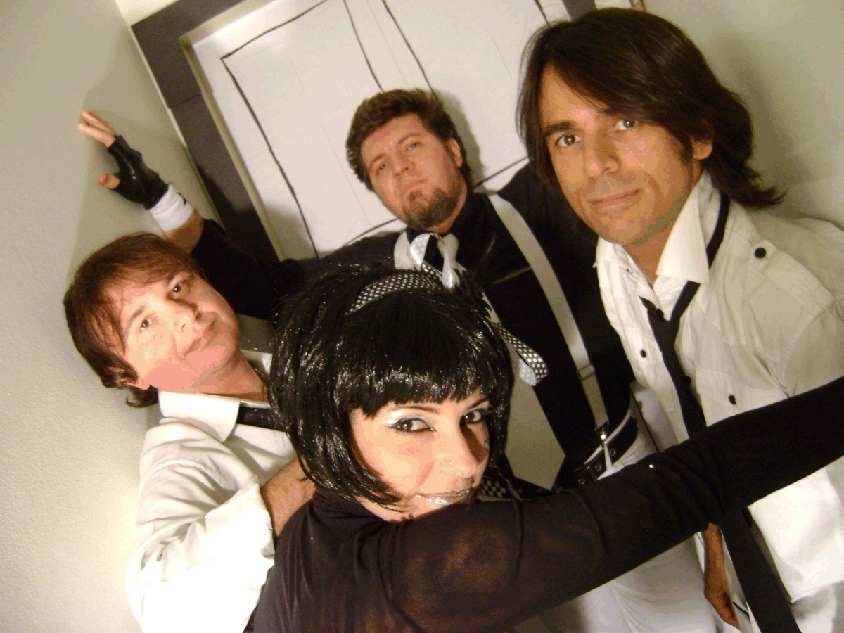 Estranhos no Paraíso – Cotidiano Confuso [2011]