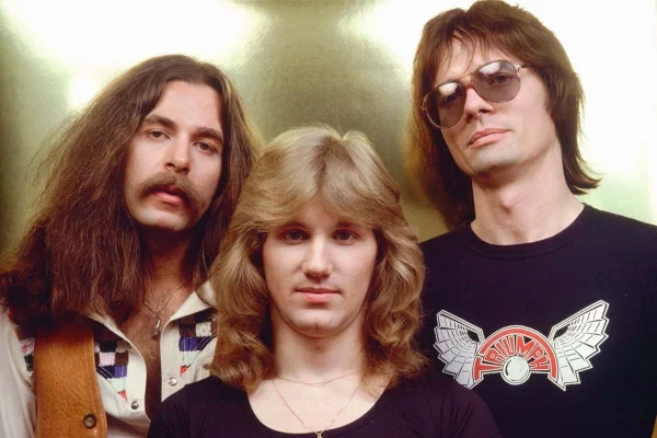 Mike Levine, Rik Emmett e Gil Moore. Poderoso trio canadense